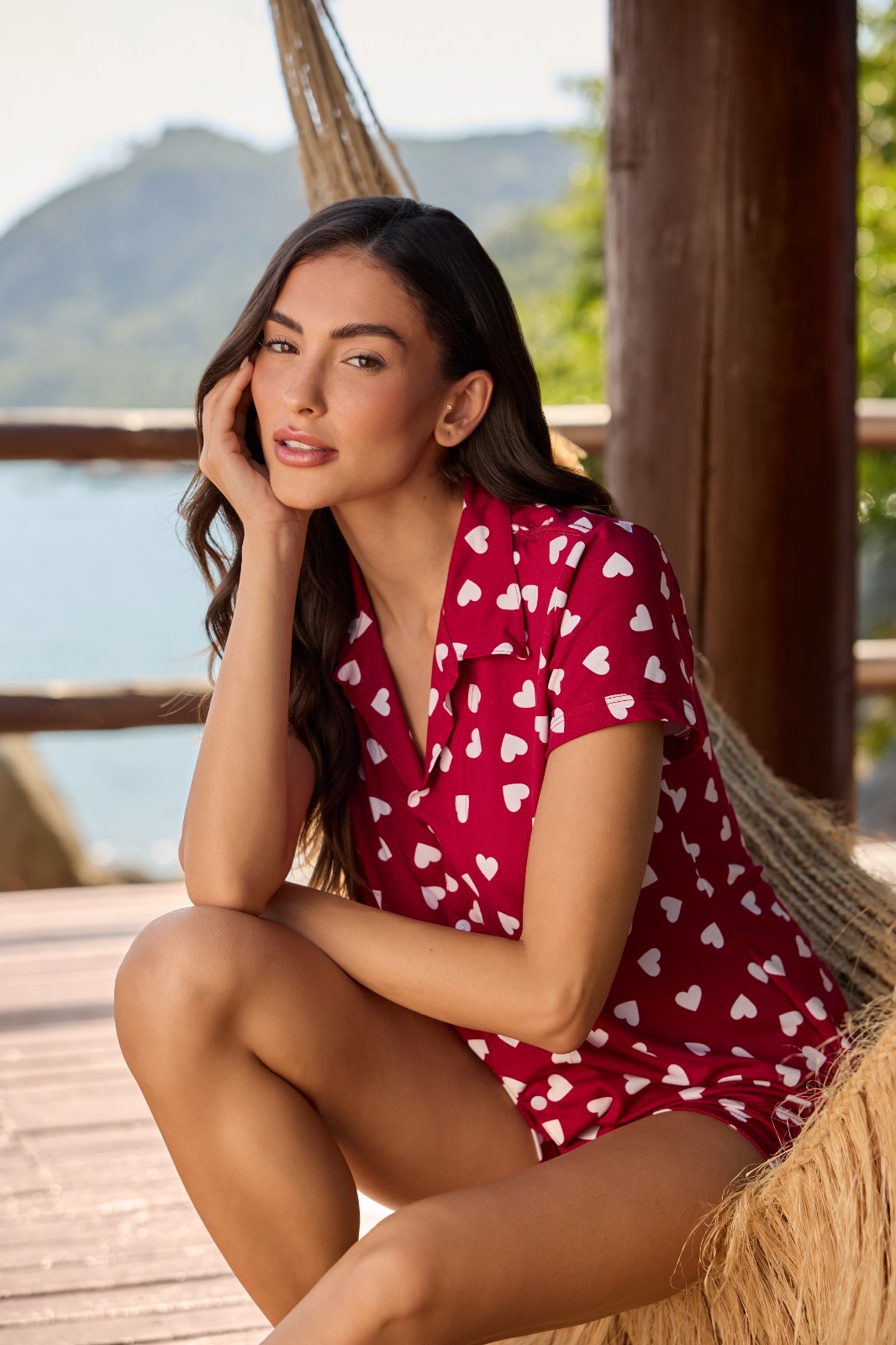 Mulher usando pijama Glowvy em um ambiente aconchegante e luminoso